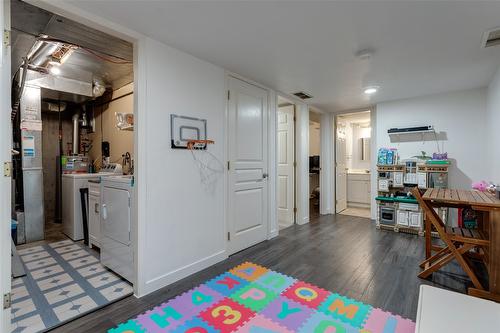 115-133 Wyndham Crescent, Kelowna, BC - Indoor Photo Showing Laundry Room