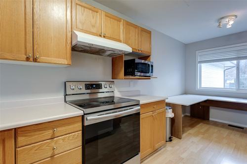 115-133 Wyndham Crescent, Kelowna, BC - Indoor Photo Showing Kitchen