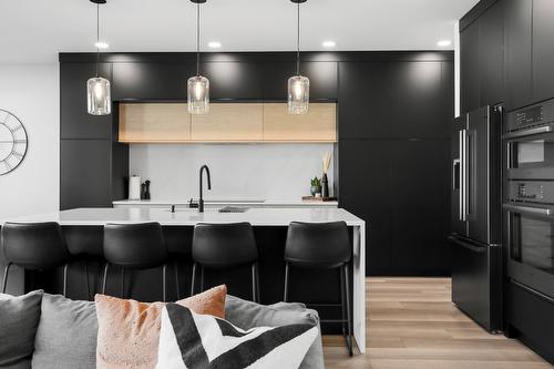 208 Skyland Drive, Kelowna, BC - Indoor Photo Showing Kitchen With Upgraded Kitchen