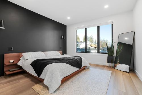 208 Skyland Drive, Kelowna, BC - Indoor Photo Showing Bedroom