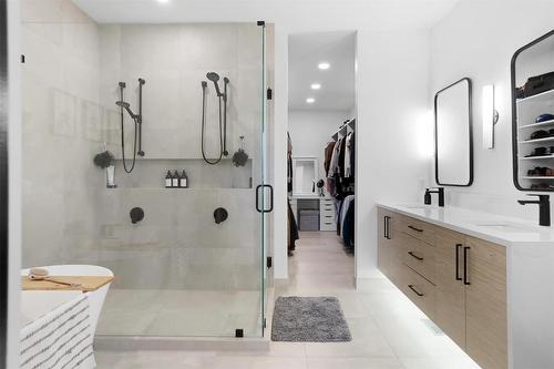 208 Skyland Drive, Kelowna, BC - Indoor Photo Showing Bathroom