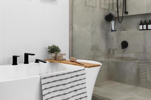 208 Skyland Drive, Kelowna, BC - Indoor Photo Showing Bathroom