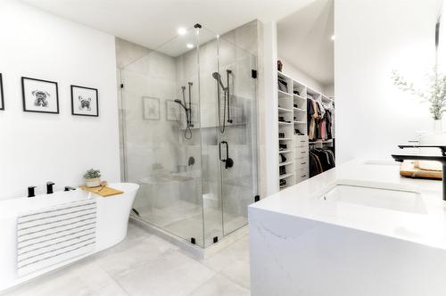 208 Skyland Drive, Kelowna, BC - Indoor Photo Showing Bathroom