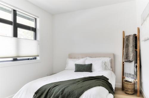 208 Skyland Drive, Kelowna, BC - Indoor Photo Showing Bedroom