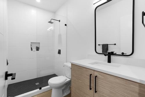 208 Skyland Drive, Kelowna, BC - Indoor Photo Showing Bathroom