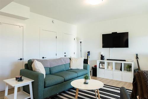 208 Skyland Drive, Kelowna, BC - Indoor Photo Showing Living Room