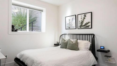 208 Skyland Drive, Kelowna, BC - Indoor Photo Showing Bedroom