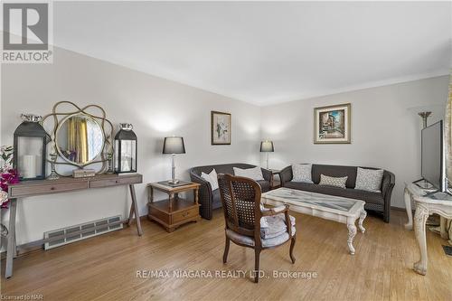 10 Sikorski Avenue, St. Catharines, ON - Indoor Photo Showing Living Room