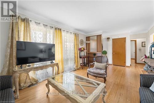 10 Sikorski Avenue, St. Catharines, ON - Indoor Photo Showing Living Room