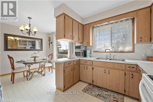 10 Sikorski Avenue, St. Catharines, ON - Indoor Photo Showing Kitchen With Double Sink