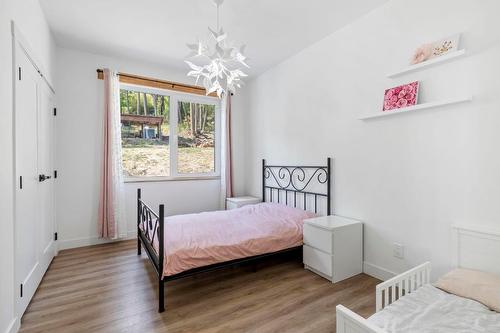 7864 Alpine Road, Kelowna, BC - Indoor Photo Showing Bedroom