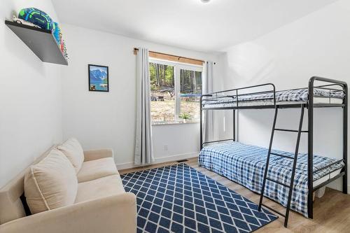 7864 Alpine Road, Kelowna, BC - Indoor Photo Showing Bedroom