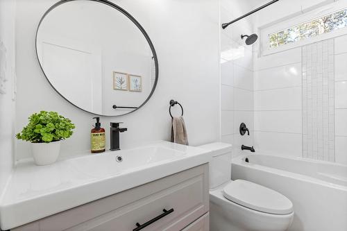 7864 Alpine Road, Kelowna, BC - Indoor Photo Showing Bathroom