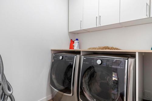 7864 Alpine Road, Kelowna, BC - Indoor Photo Showing Laundry Room