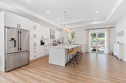 7864 Alpine Road, Kelowna, BC - Indoor Photo Showing Kitchen With Upgraded Kitchen