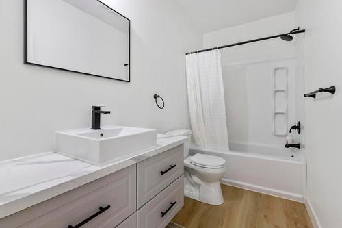 7864 Alpine Road, Kelowna, BC - Indoor Photo Showing Bathroom