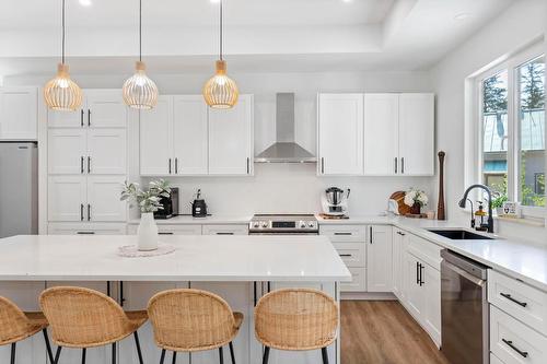 7864 Alpine Road, Kelowna, BC - Indoor Photo Showing Kitchen With Upgraded Kitchen