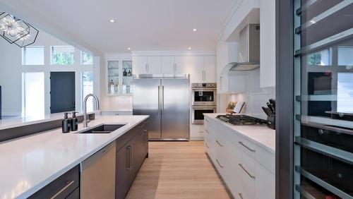 740 Pinehaven Court, Kelowna, BC - Indoor Photo Showing Kitchen With Double Sink With Upgraded Kitchen