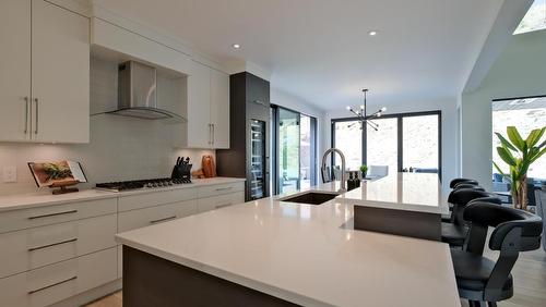 740 Pinehaven Court, Kelowna, BC - Indoor Photo Showing Kitchen With Upgraded Kitchen