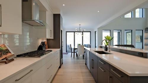 740 Pinehaven Court, Kelowna, BC - Indoor Photo Showing Kitchen With Upgraded Kitchen