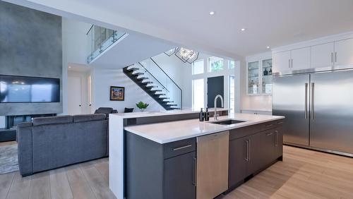 740 Pinehaven Court, Kelowna, BC - Indoor Photo Showing Kitchen