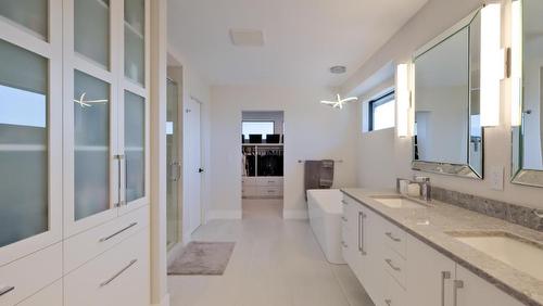 740 Pinehaven Court, Kelowna, BC - Indoor Photo Showing Bathroom