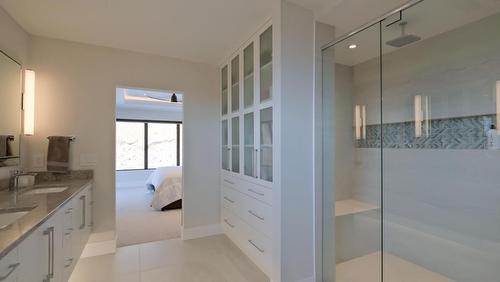 740 Pinehaven Court, Kelowna, BC - Indoor Photo Showing Bathroom