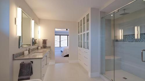 740 Pinehaven Court, Kelowna, BC - Indoor Photo Showing Bathroom