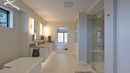 740 Pinehaven Court, Kelowna, BC - Indoor Photo Showing Bathroom