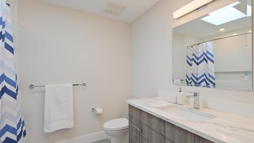 740 Pinehaven Court, Kelowna, BC - Indoor Photo Showing Bathroom