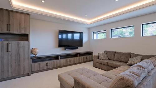 740 Pinehaven Court, Kelowna, BC - Indoor Photo Showing Living Room