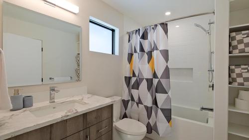 740 Pinehaven Court, Kelowna, BC - Indoor Photo Showing Bathroom