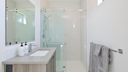 740 Pinehaven Court, Kelowna, BC - Indoor Photo Showing Bathroom