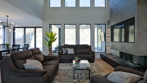 740 Pinehaven Court, Kelowna, BC - Indoor Photo Showing Living Room With Fireplace