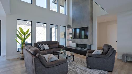 740 Pinehaven Court, Kelowna, BC - Indoor Photo Showing Living Room