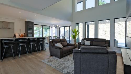 740 Pinehaven Court, Kelowna, BC - Indoor Photo Showing Living Room