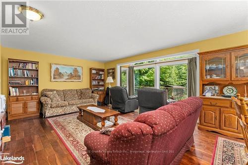 1753 Northshore Road, Algonquin Highlands, ON - Indoor Photo Showing Living Room