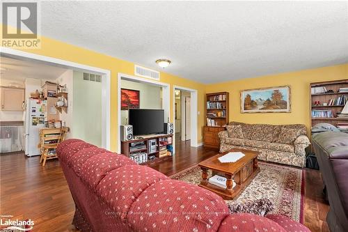 1753 Northshore Road, Algonquin Highlands, ON - Indoor Photo Showing Living Room