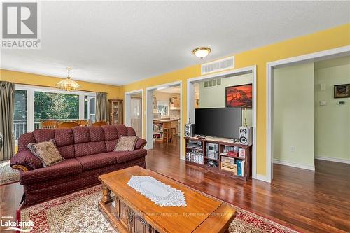 1753 Northshore Road, Algonquin Highlands, ON - Indoor Photo Showing Living Room