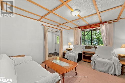 1753 Northshore Road, Algonquin Highlands, ON - Indoor Photo Showing Living Room