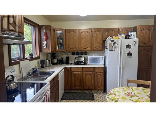 2881 Calhoun Place, Prince George, BC - Indoor Photo Showing Kitchen With Double Sink