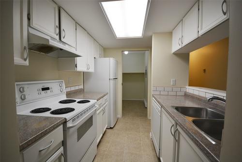 921-3140 Wilson Street, Penticton, BC - Indoor Photo Showing Kitchen With Double Sink