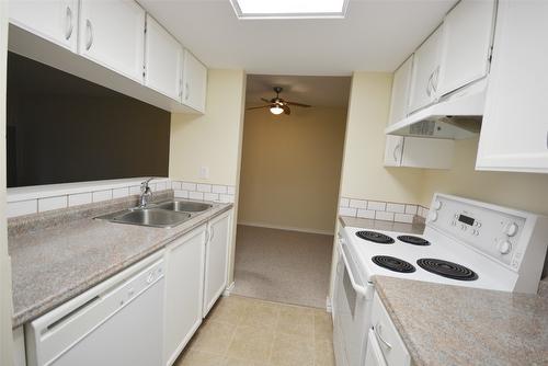 921-3140 Wilson Street, Penticton, BC - Indoor Photo Showing Kitchen With Double Sink