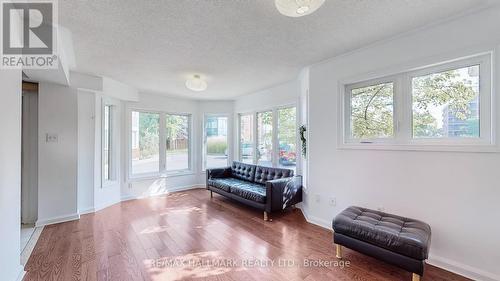 116 - 18 Clark Avenue W, Vaughan, ON - Indoor Photo Showing Living Room