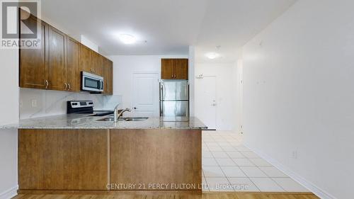 223 - 7400 Markham Road, Markham (Cedarwood), ON - Indoor Photo Showing Kitchen With Double Sink