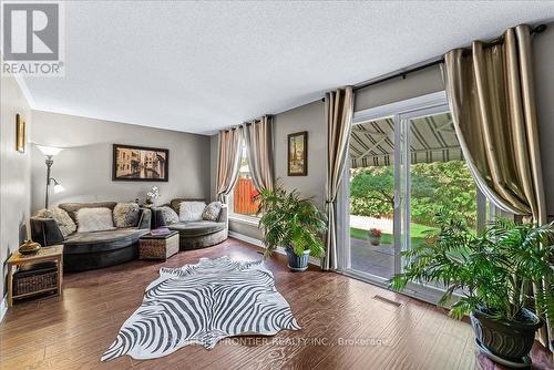 16 Joanne Court, Brampton, ON - Indoor Photo Showing Living Room