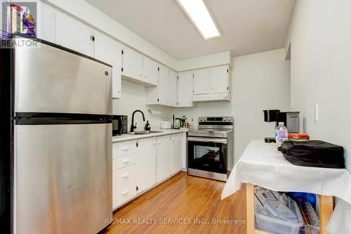 132 - 132 Baronwood Court, Brampton (Brampton North), ON - Indoor Photo Showing Kitchen With Stainless Steel Kitchen