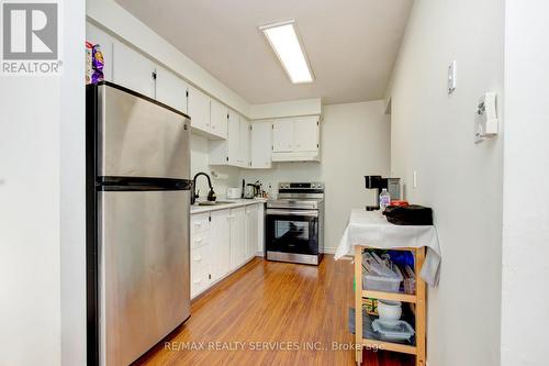 132 - 132 Baronwood Court, Brampton (Brampton North), ON - Indoor Photo Showing Kitchen With Stainless Steel Kitchen