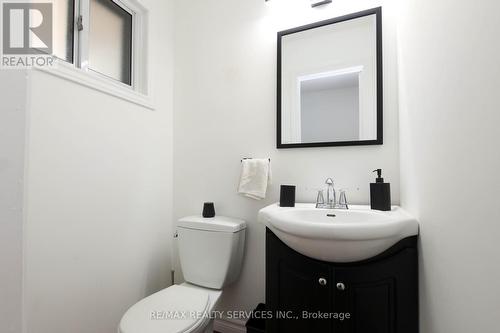 132 - 132 Baronwood Court, Brampton (Brampton North), ON - Indoor Photo Showing Bathroom