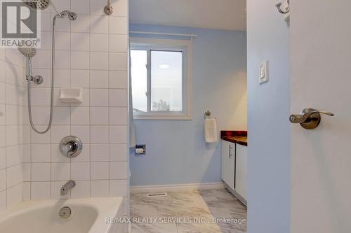 132 - 132 Baronwood Court, Brampton (Brampton North), ON - Indoor Photo Showing Bathroom